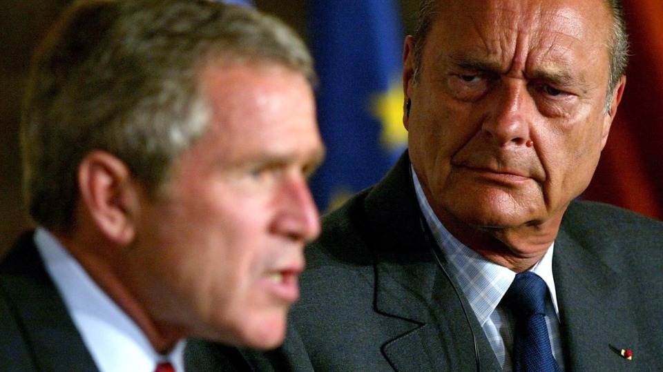 Prezidenti Jacques Chirac a George W. Bush se v otázce války s Irákem neshodli